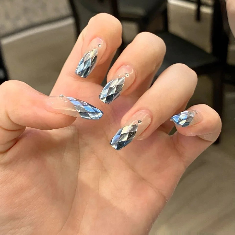 Mermaid style press-on nails for this Summer!