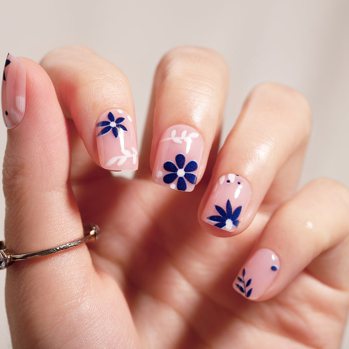 Fresh Blue Flowers Short Squoval Press On Nails