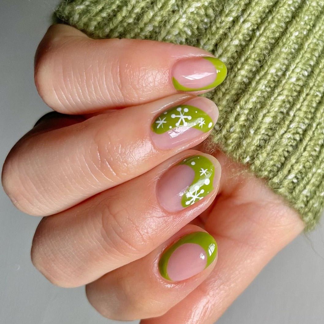 Christmas Green Snowflake Short Squoval Press On Nails - BettyCora