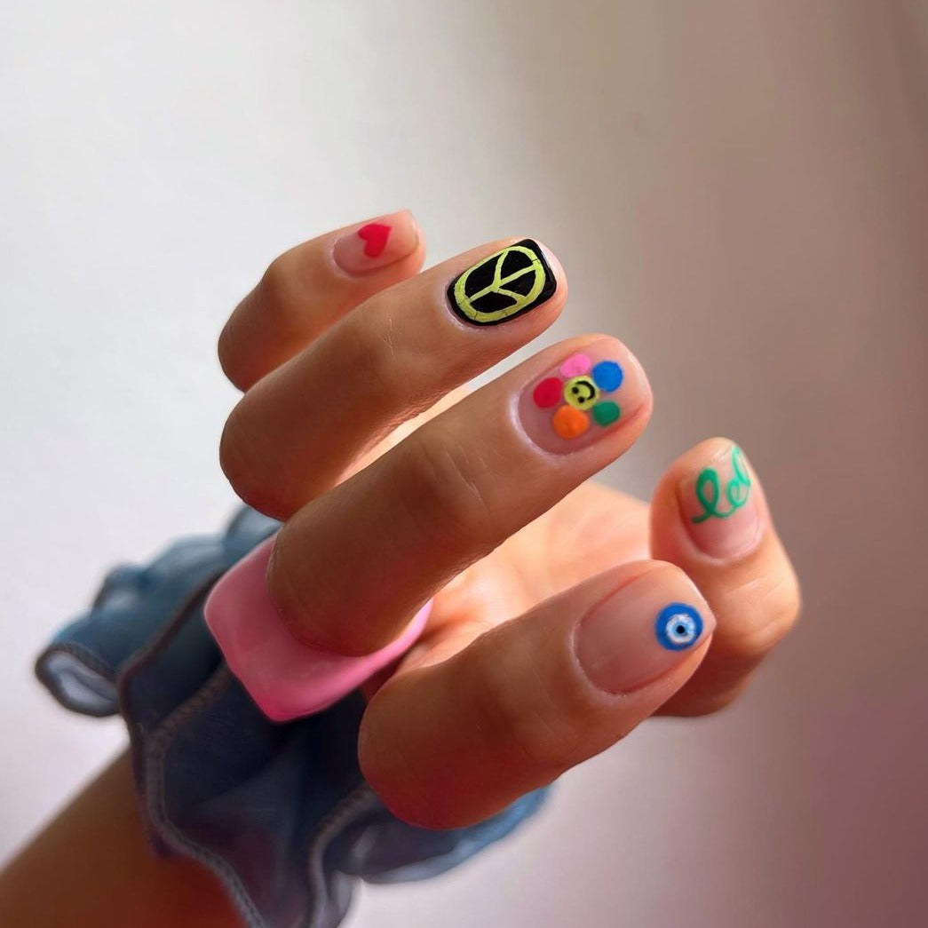 Smiling Face Flower Multicolor Short Squoval Press On Nails - BettyCora